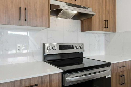 102-156 Park Street, Cochrane, AB - Indoor Photo Showing Kitchen