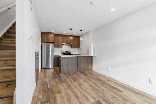 102-156 Park Street, Cochrane, AB - Indoor Photo Showing Kitchen