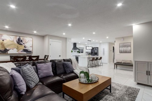 5 Sydney Drive Sw, Calgary, AB - Indoor Photo Showing Living Room