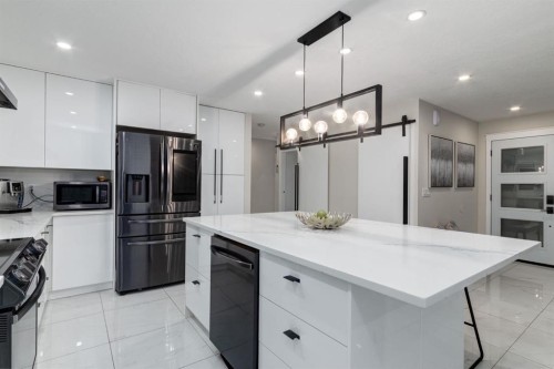 5 Sydney Drive Sw, Calgary, AB - Indoor Photo Showing Kitchen With Upgraded Kitchen