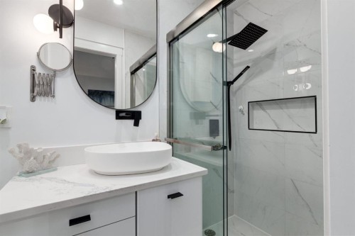 5 Sydney Drive Sw, Calgary, AB - Indoor Photo Showing Bathroom