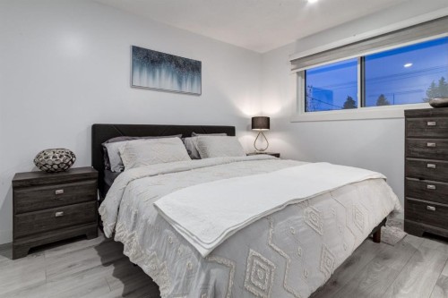 5 Sydney Drive Sw, Calgary, AB - Indoor Photo Showing Bedroom