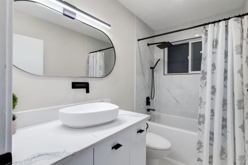 5 Sydney Drive Sw, Calgary, AB - Indoor Photo Showing Bathroom