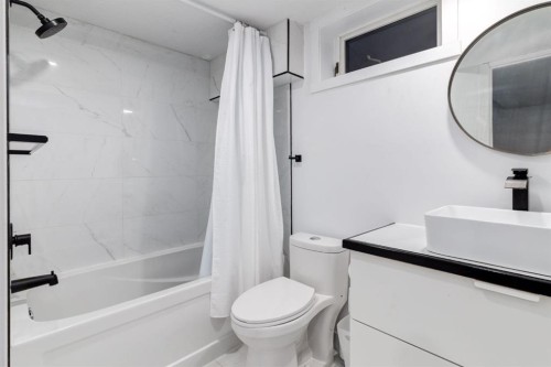 5 Sydney Drive Sw, Calgary, AB - Indoor Photo Showing Bathroom