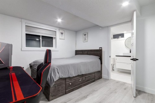 5 Sydney Drive Sw, Calgary, AB - Indoor Photo Showing Bedroom