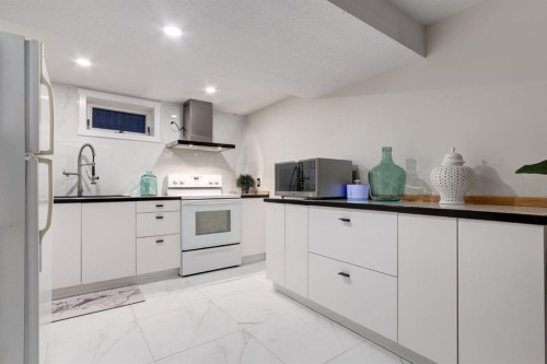 5 Sydney Drive Sw, Calgary, AB - Indoor Photo Showing Kitchen
