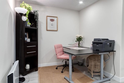 5 Sydney Drive Sw, Calgary, AB - Indoor Photo Showing Office