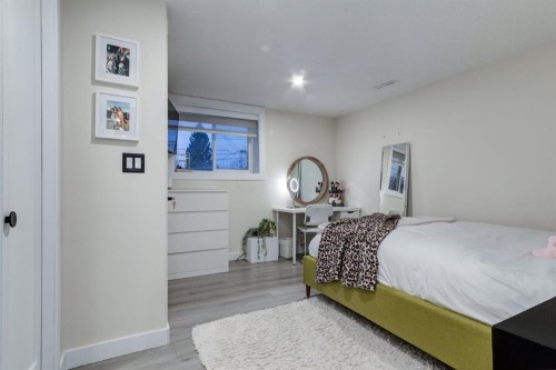 5 Sydney Drive Sw, Calgary, AB - Indoor Photo Showing Bedroom