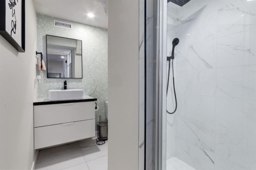 5 Sydney Drive Sw, Calgary, AB - Indoor Photo Showing Bathroom