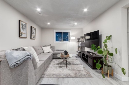 5 Sydney Drive Sw, Calgary, AB - Indoor Photo Showing Living Room