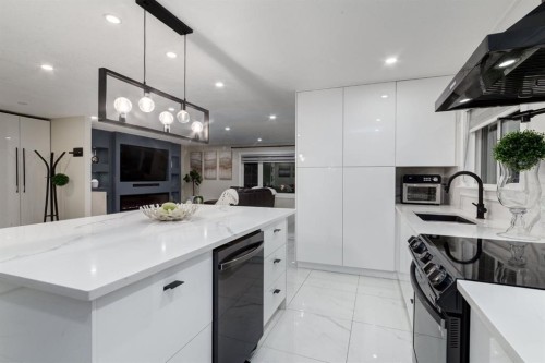 5 Sydney Drive Sw, Calgary, AB - Indoor Photo Showing Kitchen With Upgraded Kitchen