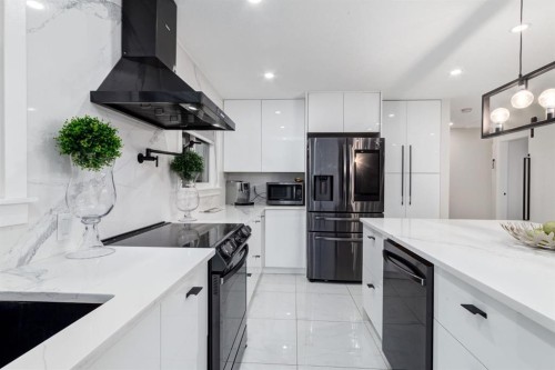 5 Sydney Drive Sw, Calgary, AB - Indoor Photo Showing Kitchen With Upgraded Kitchen