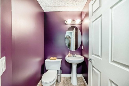 73 Crestmont Drive Sw, Calgary, AB - Indoor Photo Showing Bathroom