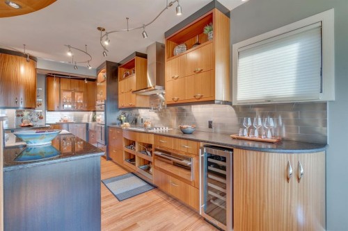 954 Drury Avenue Ne, Calgary, AB - Indoor Photo Showing Kitchen