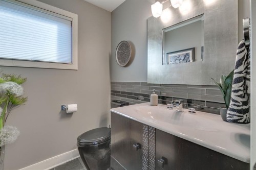 954 Drury Avenue Ne, Calgary, AB - Indoor Photo Showing Bathroom