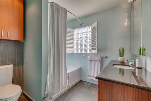 954 Drury Avenue Ne, Calgary, AB - Indoor Photo Showing Bathroom