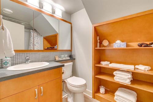 954 Drury Avenue Ne, Calgary, AB - Indoor Photo Showing Bathroom