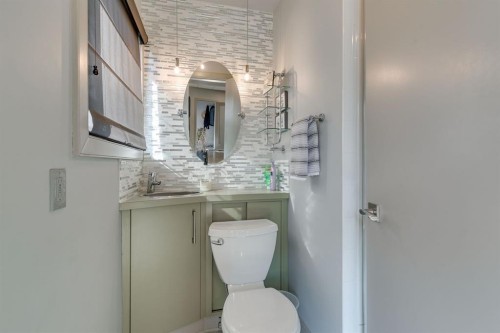 954 Drury Avenue Ne, Calgary, AB - Indoor Photo Showing Bathroom
