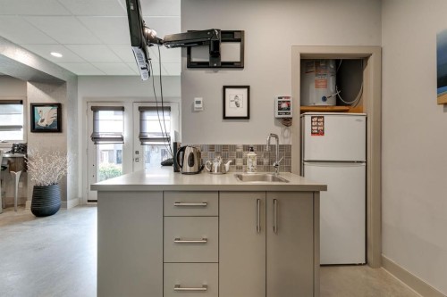 954 Drury Avenue Ne, Calgary, AB - Indoor Photo Showing Other Room