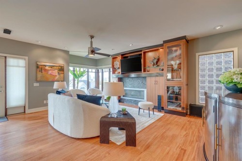 954 Drury Avenue Ne, Calgary, AB - Indoor Photo Showing Living Room