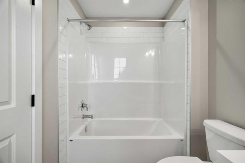 487 Hotchkiss Manor Se, Calgary, AB - Indoor Photo Showing Bathroom