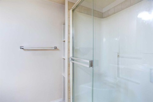 2107-5200 44 Avenue Ne, Calgary, AB - Indoor Photo Showing Bathroom