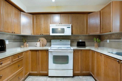 2107-5200 44 Avenue Ne, Calgary, AB - Indoor Photo Showing Kitchen