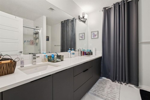 1105-33 Carringham Gate Nw, Calgary, AB - Indoor Photo Showing Bathroom