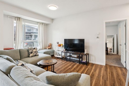 1105-33 Carringham Gate Nw, Calgary, AB - Indoor Photo Showing Living Room