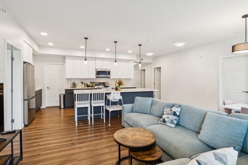 1105-33 Carringham Gate Nw, Calgary, AB - Indoor Photo Showing Living Room