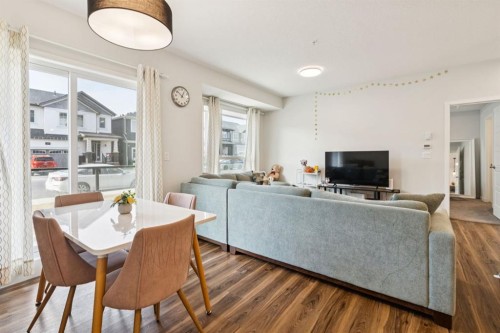 1105-33 Carringham Gate Nw, Calgary, AB - Indoor Photo Showing Living Room
