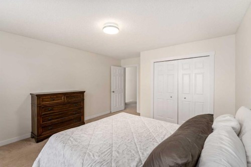 38 Evansbrooke Manor Nw, Calgary, AB - Indoor Photo Showing Bedroom