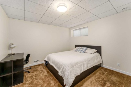 38 Evansbrooke Manor Nw, Calgary, AB - Indoor Photo Showing Bedroom