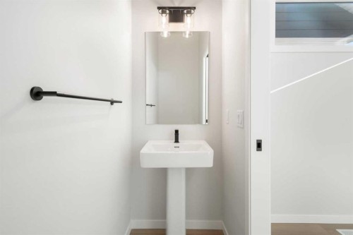 13 Creekview Manor Sw, Calgary, AB - Indoor Photo Showing Bathroom