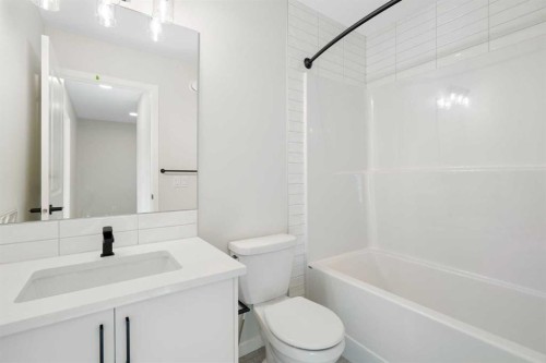 13 Creekview Manor Sw, Calgary, AB - Indoor Photo Showing Bathroom