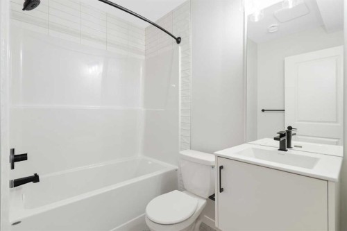 13 Creekview Manor Sw, Calgary, AB - Indoor Photo Showing Bathroom
