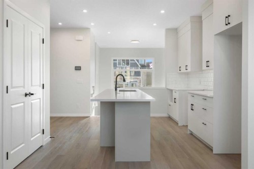 13 Creekview Manor Sw, Calgary, AB - Indoor Photo Showing Kitchen
