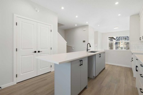 13 Creekview Manor Sw, Calgary, AB - Indoor Photo Showing Kitchen