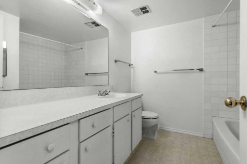 105-3500 Varsity Drive Nw, Calgary, AB - Indoor Photo Showing Bathroom