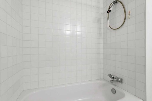 105-3500 Varsity Drive Nw, Calgary, AB - Indoor Photo Showing Bathroom