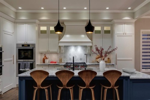 40 Mary Dover Drive Sw, Calgary, AB - Indoor Photo Showing Kitchen With Upgraded Kitchen