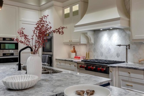 40 Mary Dover Drive Sw, Calgary, AB - Indoor Photo Showing Kitchen With Upgraded Kitchen