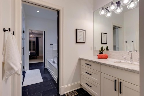 40 Mary Dover Drive Sw, Calgary, AB - Indoor Photo Showing Bathroom