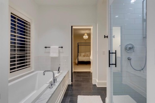 40 Mary Dover Drive Sw, Calgary, AB - Indoor Photo Showing Bathroom