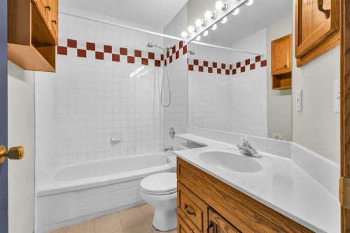 159 Hampshire Grove Nw, Calgary, AB - Indoor Photo Showing Bathroom
