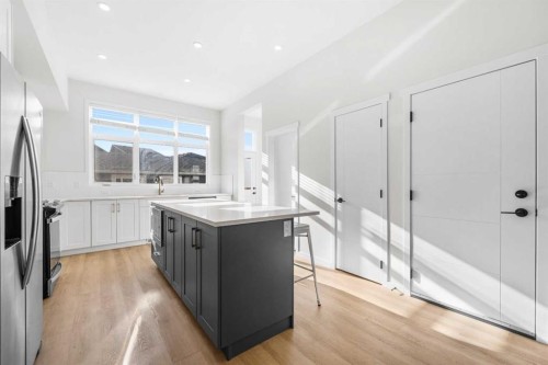 259 Magnolia Drive Se, Calgary, AB - Indoor Photo Showing Kitchen