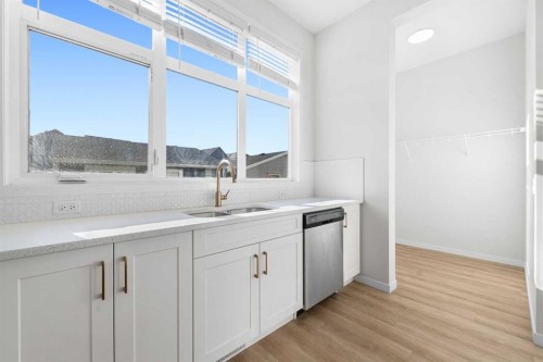 259 Magnolia Drive Se, Calgary, AB - Indoor Photo Showing Kitchen