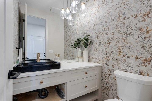 46 Heritage Close, Cochrane, AB - Indoor Photo Showing Bathroom