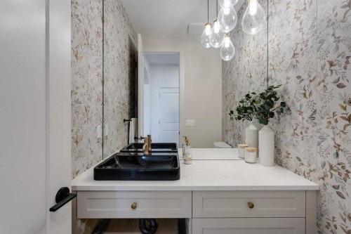 46 Heritage Close, Cochrane, AB - Indoor Photo Showing Bathroom