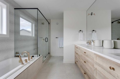 46 Heritage Close, Cochrane, AB - Indoor Photo Showing Bathroom